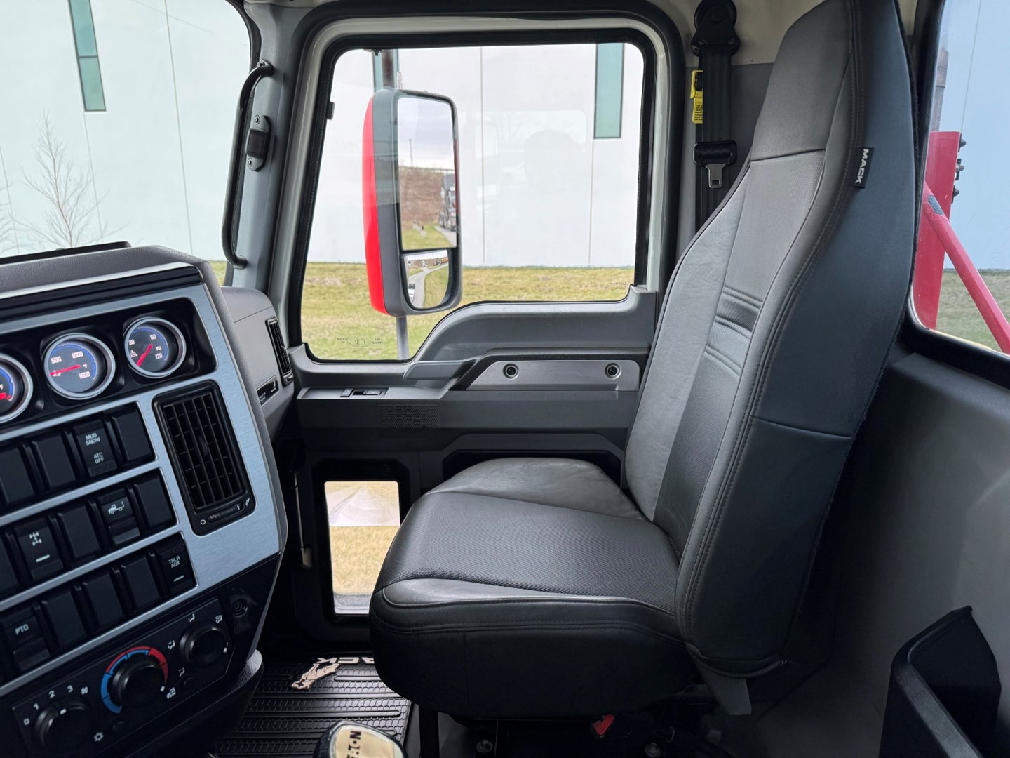 Used 2023 Mack Anthem Daycab - image 17